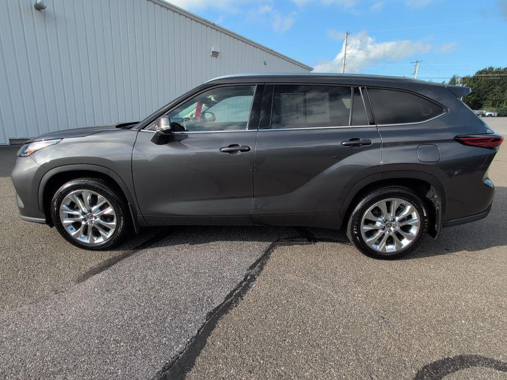 used 2022 Toyota Highlander car, priced at $39,999