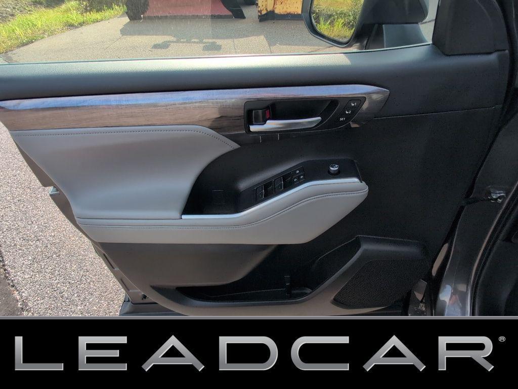 used 2022 Toyota Highlander car, priced at $39,999