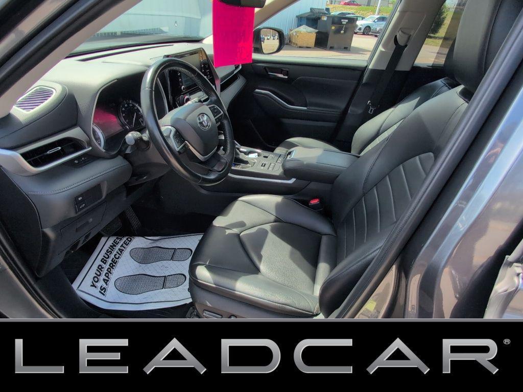 used 2022 Toyota Highlander car, priced at $35,499