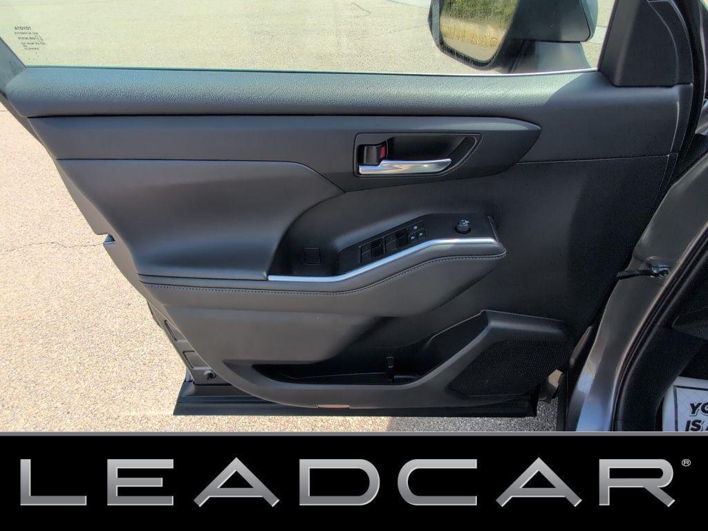 used 2022 Toyota Highlander car, priced at $35,499