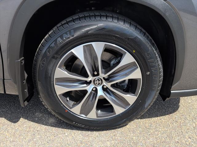 used 2022 Toyota Highlander car, priced at $35,999