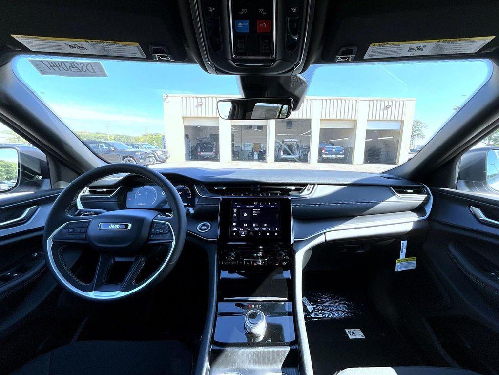 new 2025 Jeep Grand Cherokee car, priced at $33,209