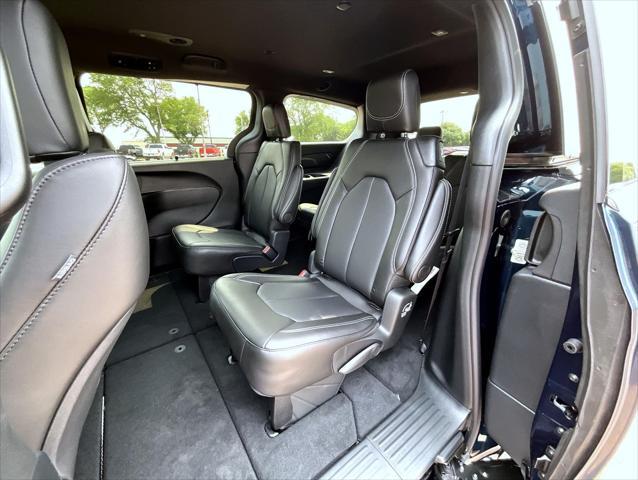 new 2025 Chrysler Pacifica car, priced at $43,706