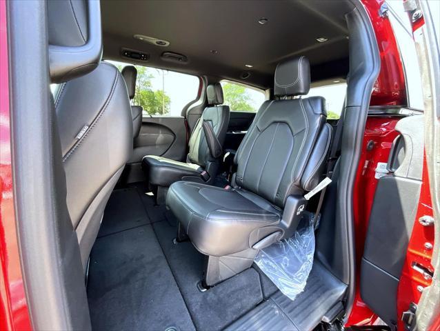 new 2025 Chrysler Pacifica car, priced at $45,631