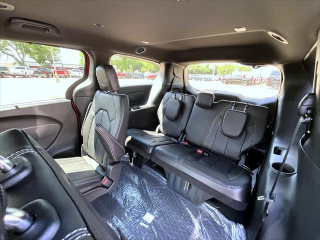 new 2025 Chrysler Pacifica car, priced at $45,631