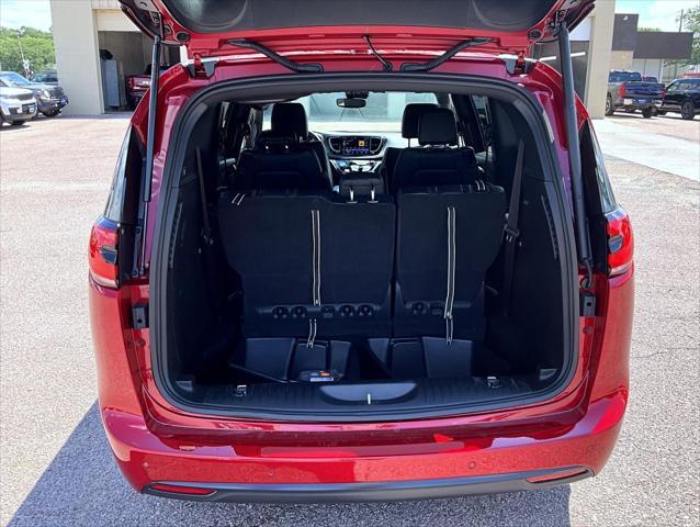 new 2025 Chrysler Pacifica car, priced at $45,631