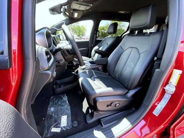 new 2025 Chrysler Pacifica car, priced at $45,631