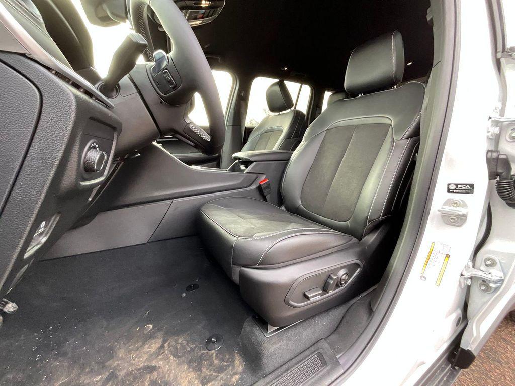 new 2025 Jeep Grand Cherokee car, priced at $36,614
