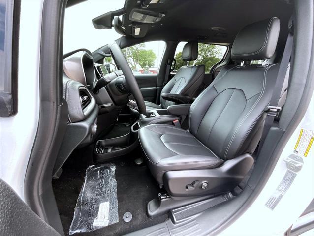 new 2025 Chrysler Pacifica car, priced at $45,136