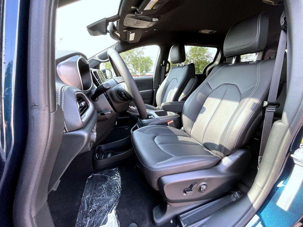 new 2025 Chrysler Pacifica car, priced at $44,519