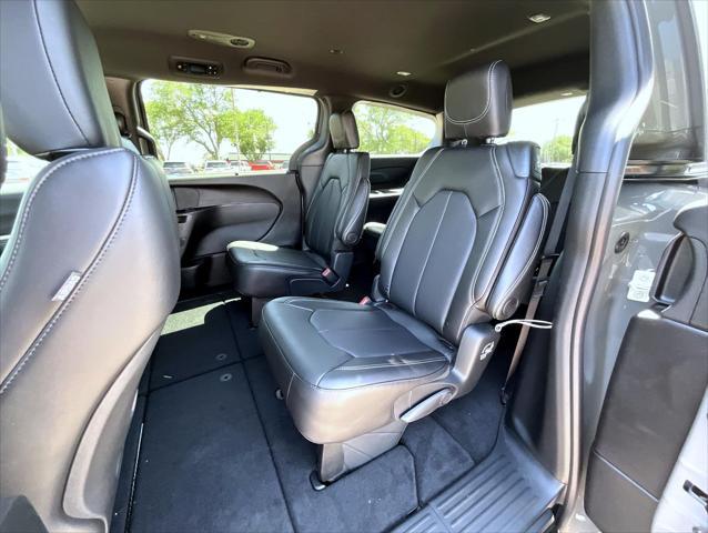 new 2025 Chrysler Pacifica car, priced at $44,427