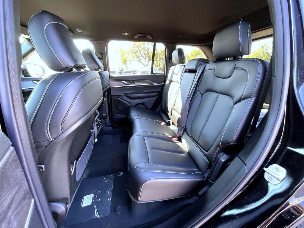new 2025 Jeep Grand Cherokee car, priced at $40,924