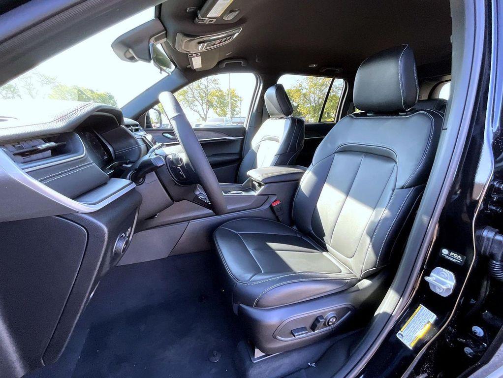 new 2025 Jeep Grand Cherokee car, priced at $40,924