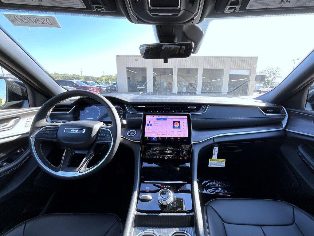 new 2025 Jeep Grand Cherokee car, priced at $40,924