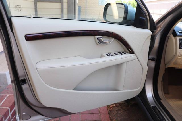 used 2015 Volvo XC70 car, priced at $14,895