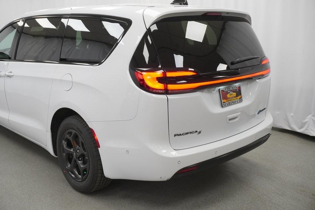 new 2024 Chrysler Pacifica Hybrid car, priced at $53,100
