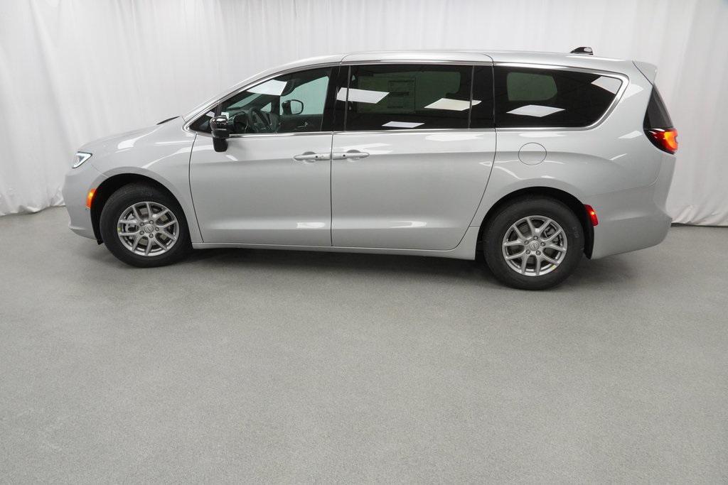 new 2026 Chrysler Pacifica car, priced at $39,915