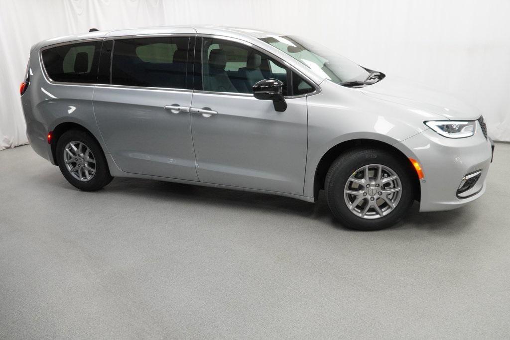 new 2026 Chrysler Pacifica car, priced at $39,915