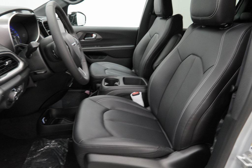 new 2026 Chrysler Pacifica car, priced at $39,915