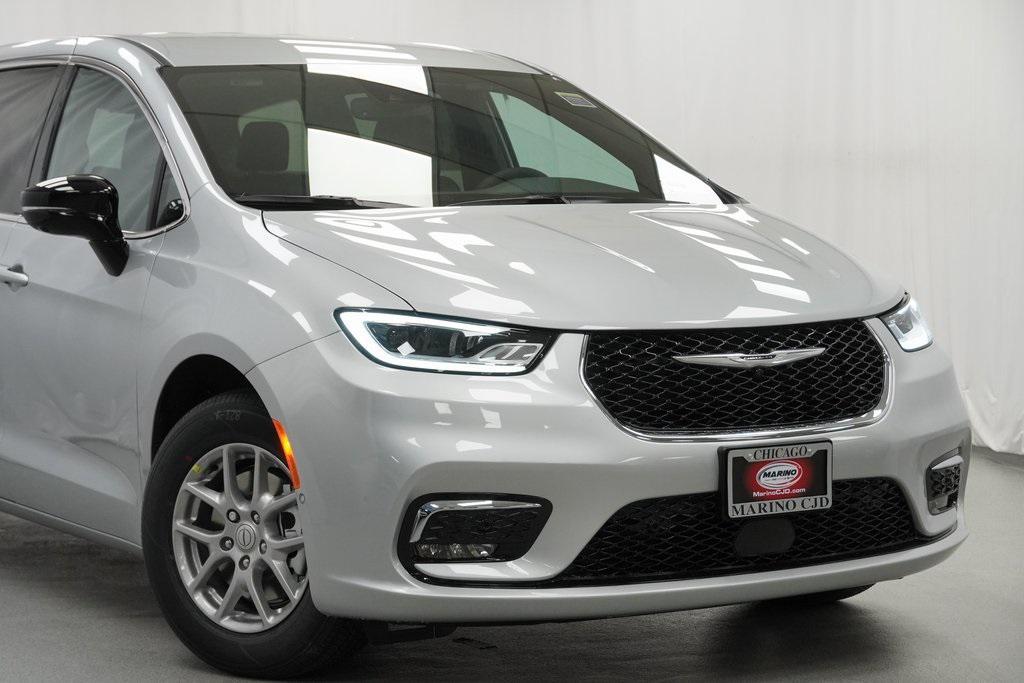 new 2026 Chrysler Pacifica car, priced at $39,915