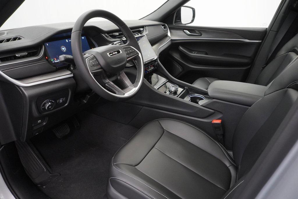 new 2025 Jeep Grand Cherokee car, priced at $41,760