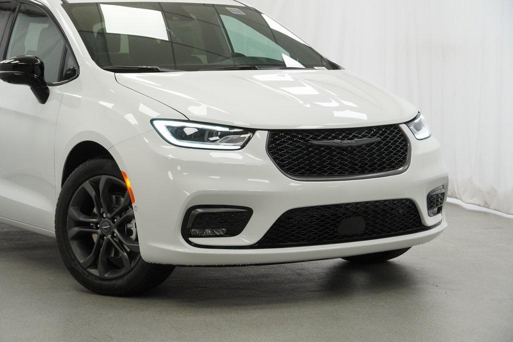 new 2026 Chrysler Pacifica car, priced at $46,385