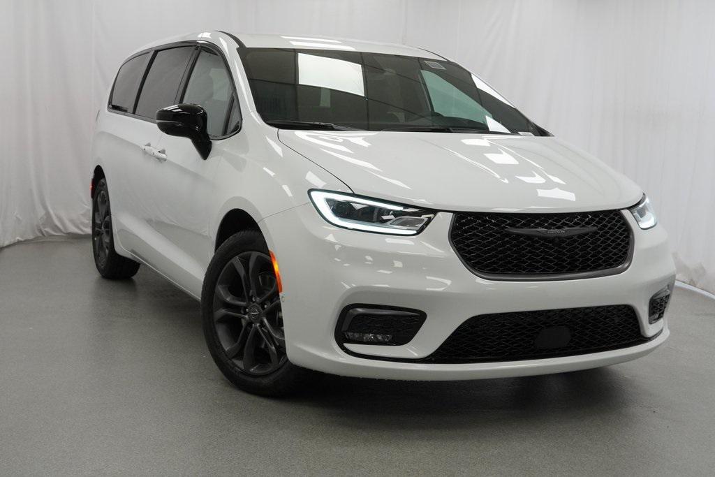 new 2026 Chrysler Pacifica car, priced at $46,385