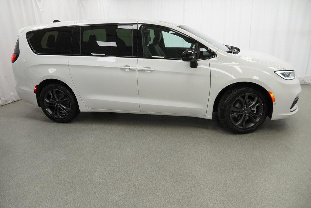 new 2026 Chrysler Pacifica car, priced at $46,385