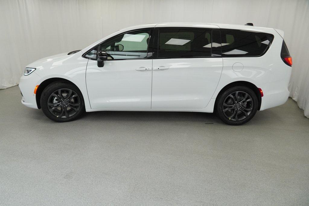 new 2026 Chrysler Pacifica car, priced at $46,385