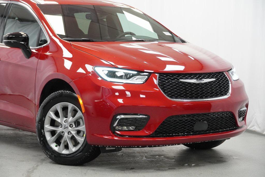 used 2025 Chrysler Pacifica car, priced at $39,494
