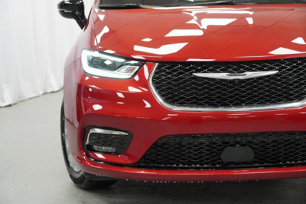 used 2025 Chrysler Pacifica car, priced at $39,494