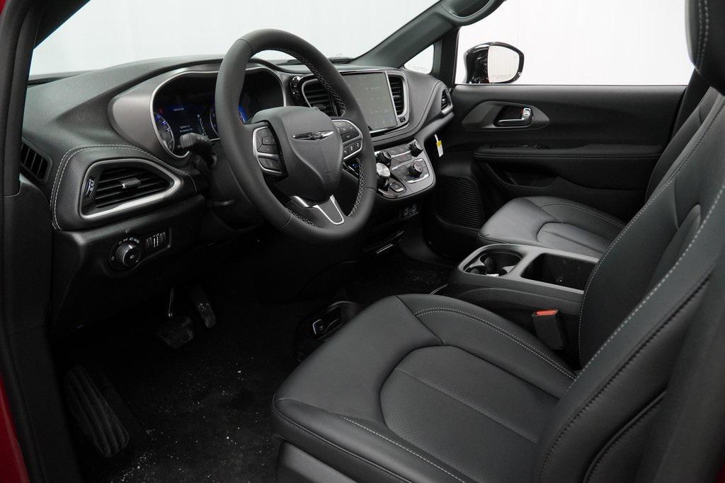 used 2025 Chrysler Pacifica car, priced at $39,494