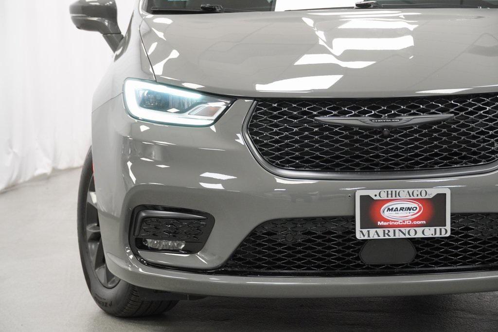 used 2022 Chrysler Pacifica car, priced at $35,194