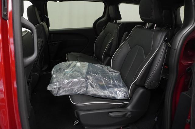new 2025 Chrysler Pacifica Hybrid car, priced at $48,575