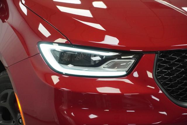 new 2025 Chrysler Pacifica Hybrid car, priced at $48,575