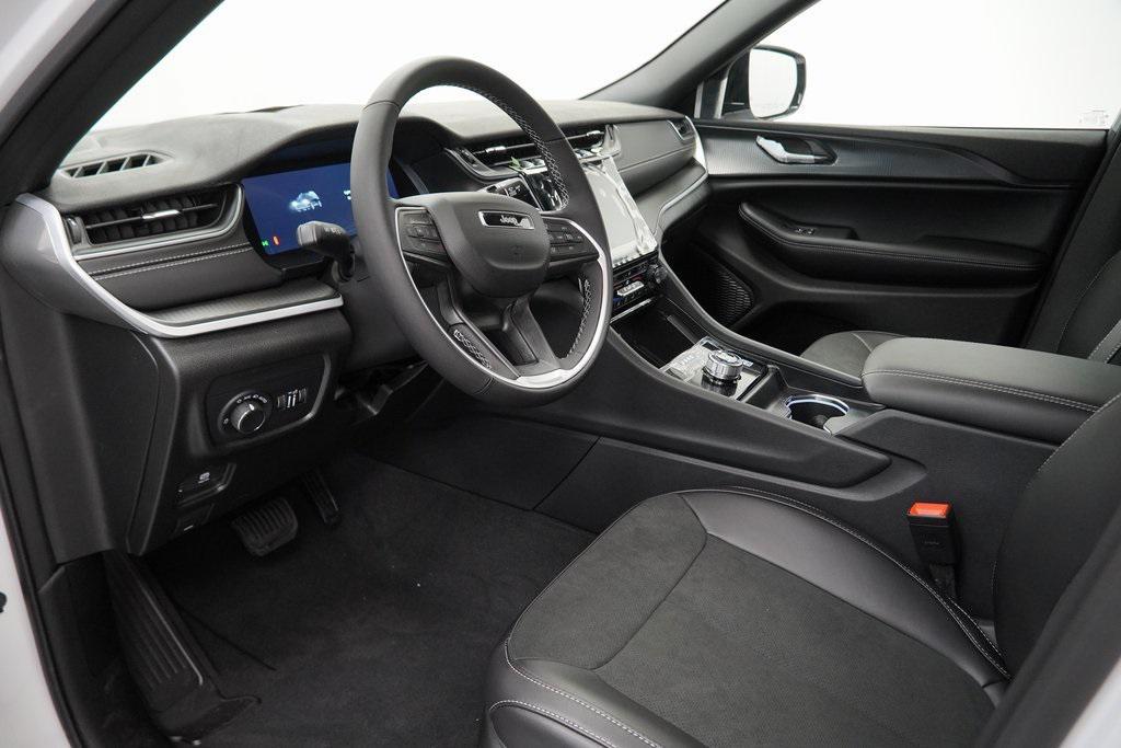 new 2025 Jeep Grand Cherokee car, priced at $38,885