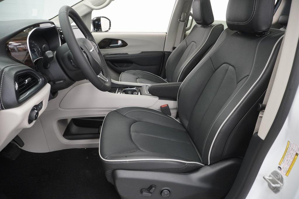 new 2024 Chrysler Pacifica car, priced at $48,365