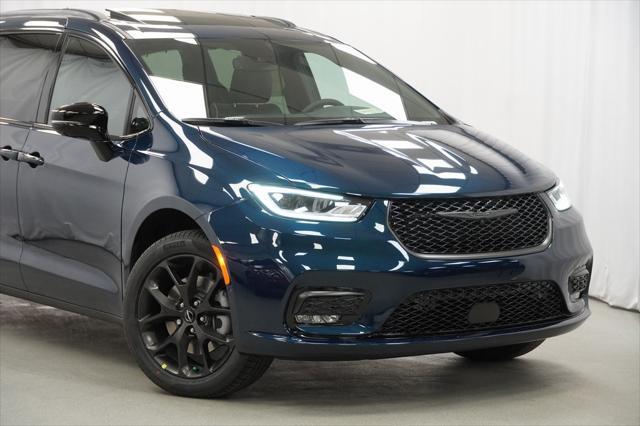 new 2025 Chrysler Pacifica car, priced at $49,535