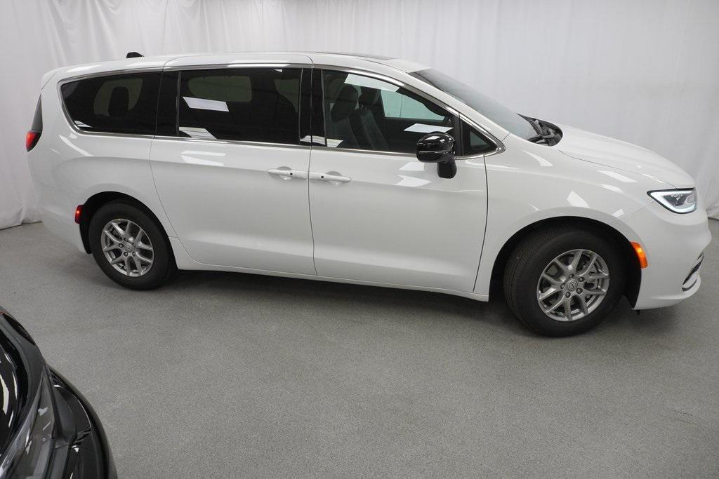 new 2025 Chrysler Pacifica car, priced at $41,090
