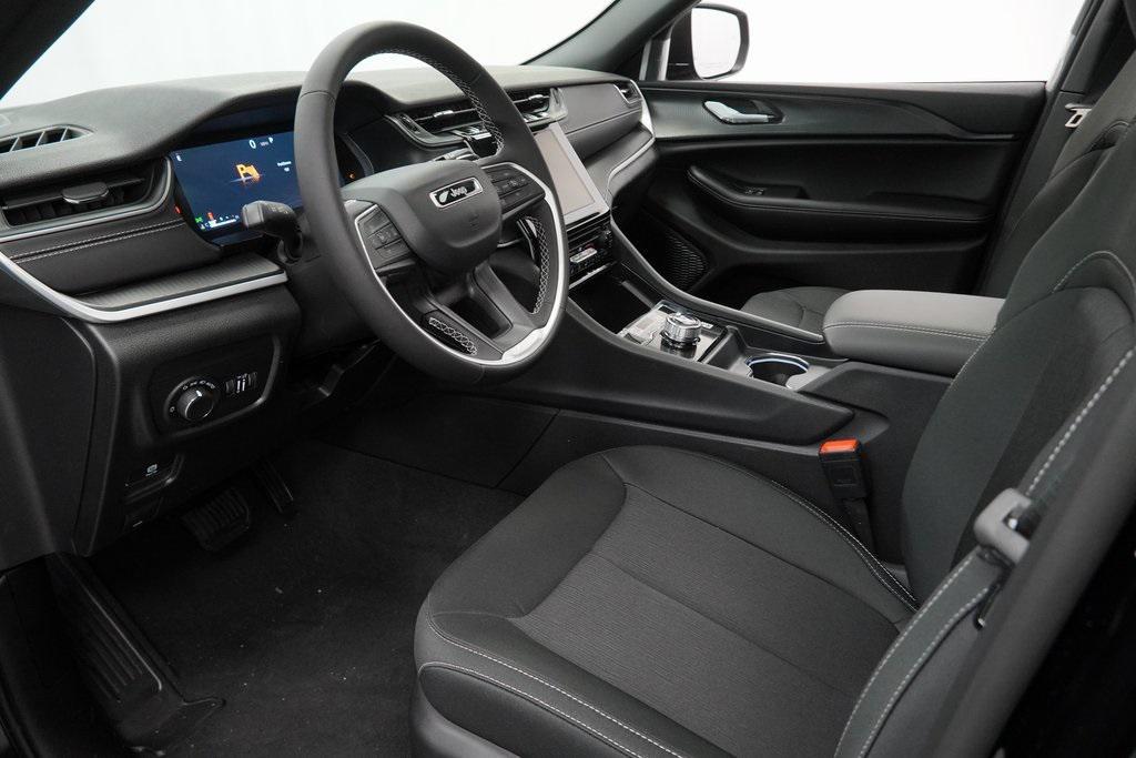 new 2025 Jeep Grand Cherokee car, priced at $37,175