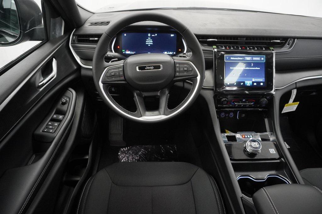 new 2025 Jeep Grand Cherokee car, priced at $35,125