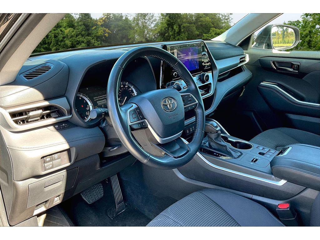 used 2024 Toyota Highlander car, priced at $32,900