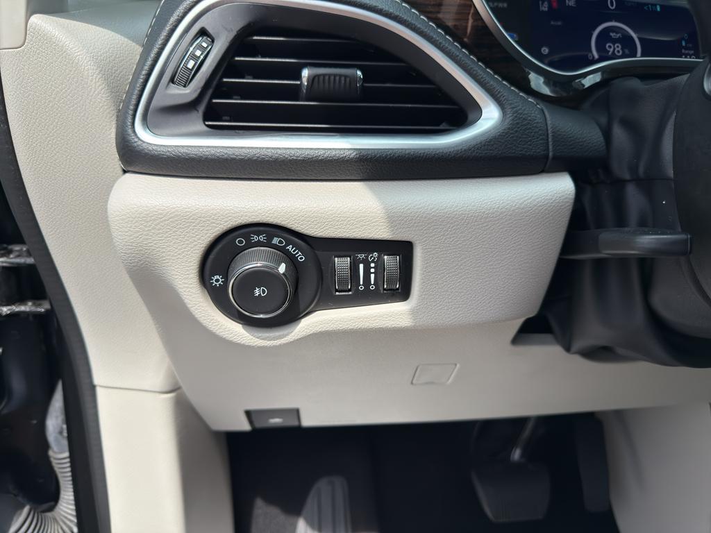 used 2023 Chrysler Pacifica Hybrid car, priced at $26,600