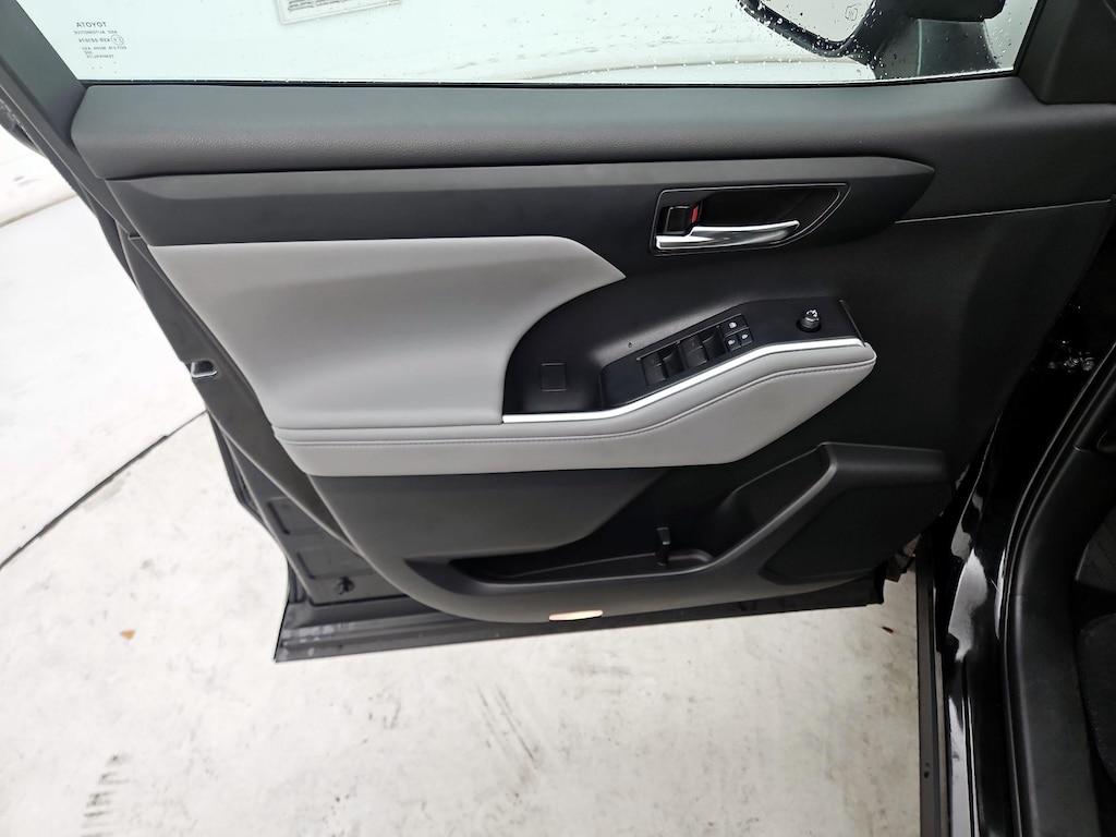 used 2022 Toyota Highlander Hybrid car, priced at $42,998