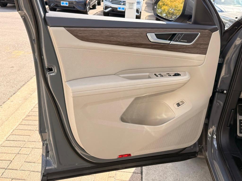 new 2025 Volkswagen Atlas car, priced at $49,598