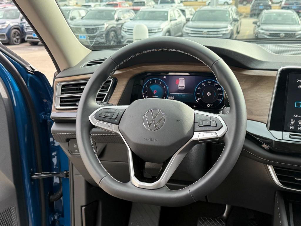new 2025 Volkswagen Atlas car, priced at $43,683