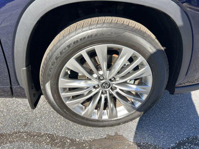 used 2025 Toyota Highlander car, priced at $50,678
