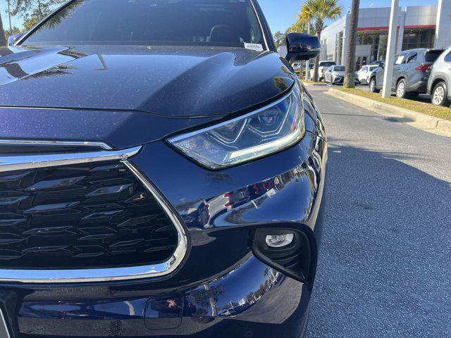 used 2025 Toyota Highlander car, priced at $50,678