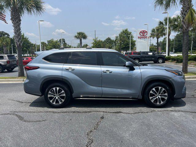 used 2022 Toyota Highlander car, priced at $37,498