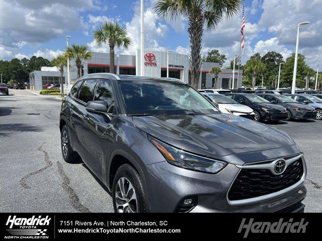 used 2022 Toyota Highlander car, priced at $34,998